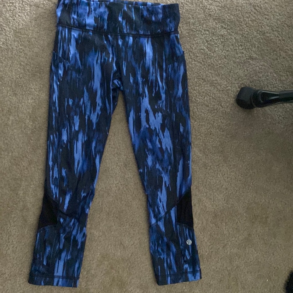 Lululemon size 4 crop barely worn blue